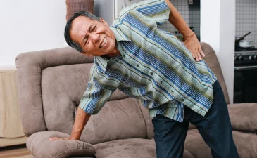 Ini Perbedaan Sakit Pinggang Biasa dan Saraf Kejepit - Lamina Pain and Spine Center