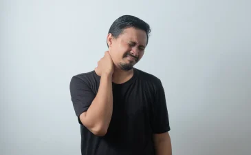 Saraf Kejepit Leher Akibat Penggunaan Gadget Pentingnya Kesadaran dan Pencegahan - Lamina Pain and Spine Center