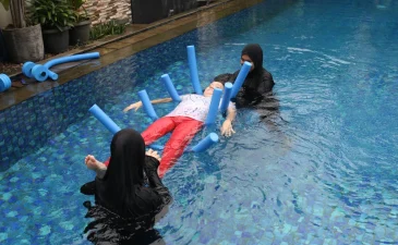 terapi berenang dan fisioterapi pasca joimax